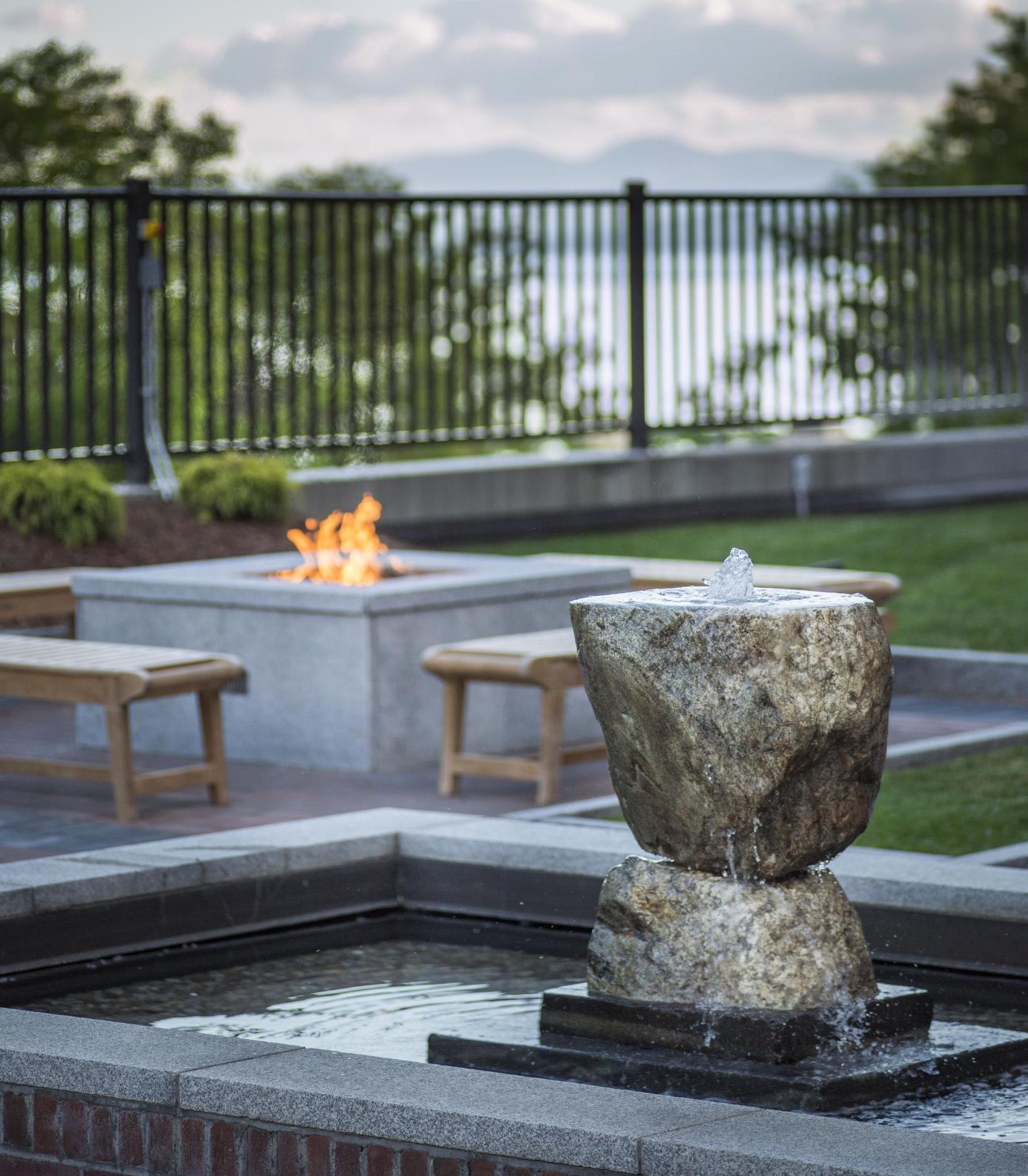 Courtyard Burlington Harbor Hotel Exterior photo